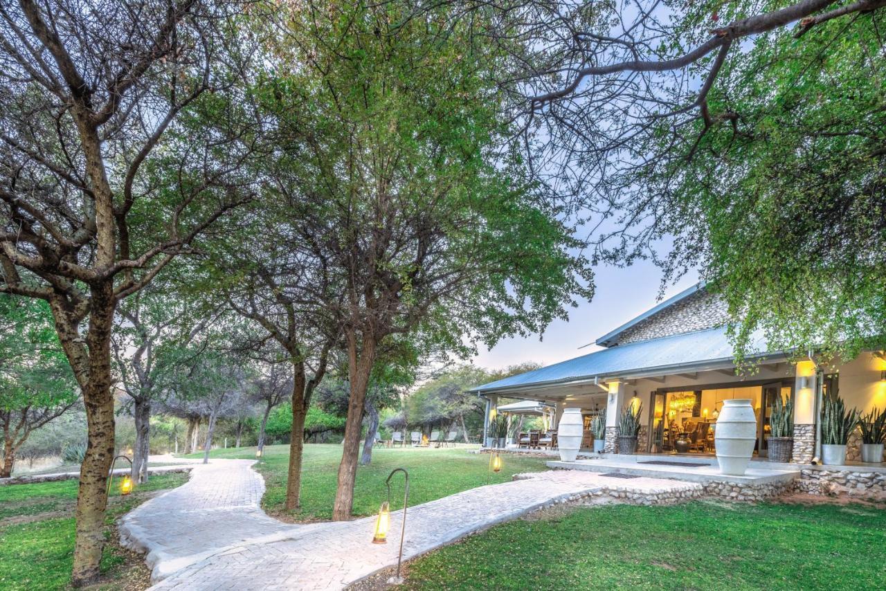 מלון Mokuti Lodge The Mushara Outpost מראה חיצוני תמונה