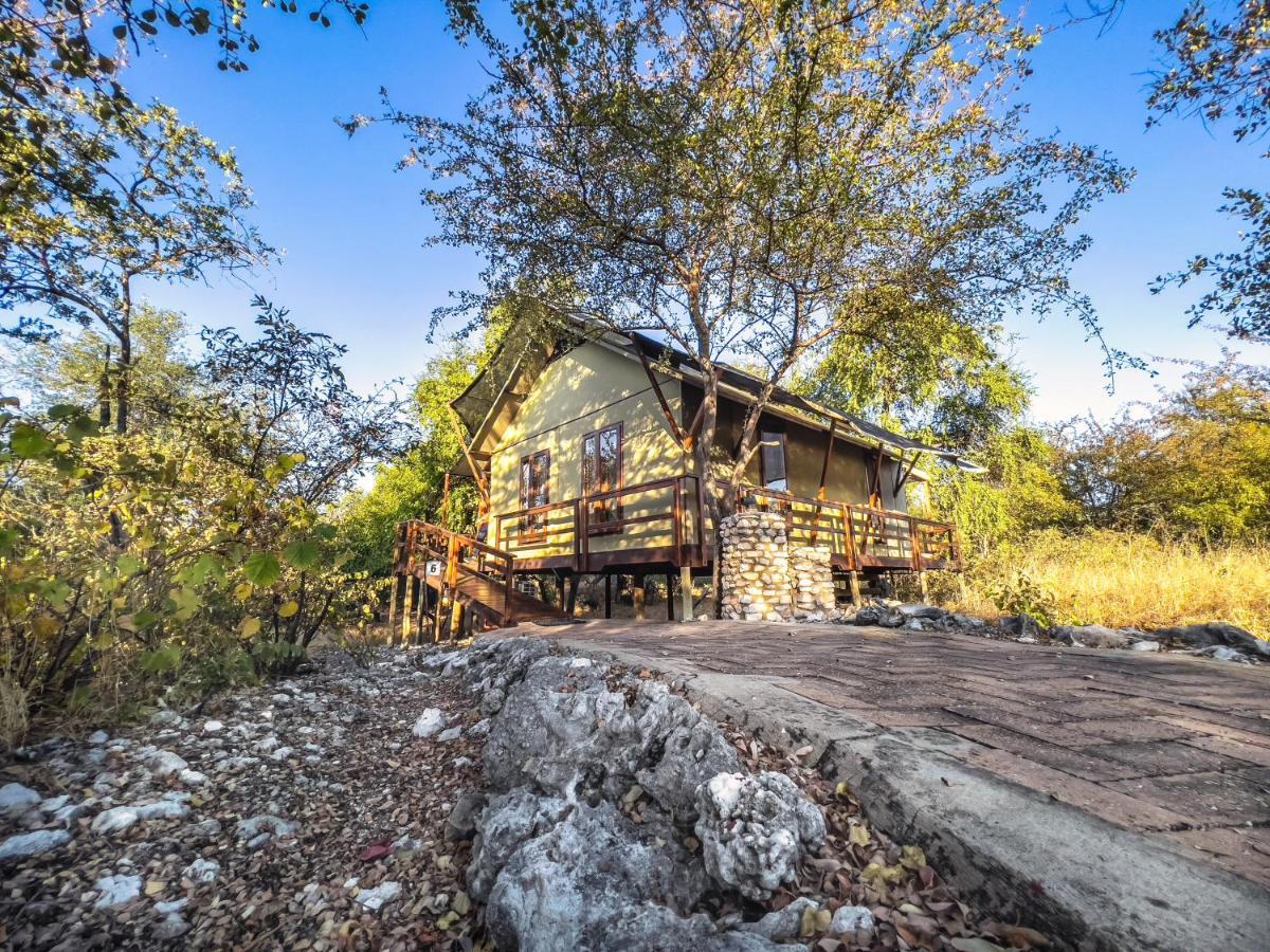 מלון Mokuti Lodge The Mushara Outpost מראה חיצוני תמונה